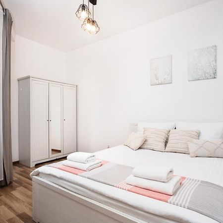 City Of The Kings-Camomile Apartment คราคูฟ ภายนอก รูปภาพ