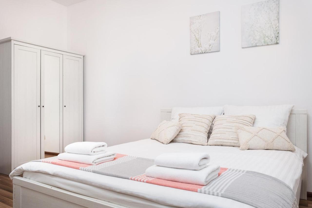 City Of The Kings-Camomile Apartment คราคูฟ ภายนอก รูปภาพ